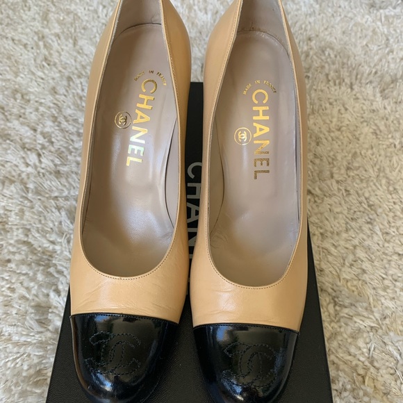 Chanel two toned beige and black leather shoes. - Picture 5 of 7